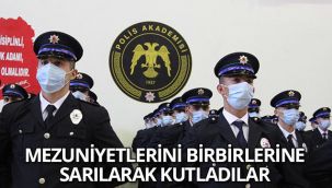 Mezuniyetlerini birbirlerine sarılarak kutladılar