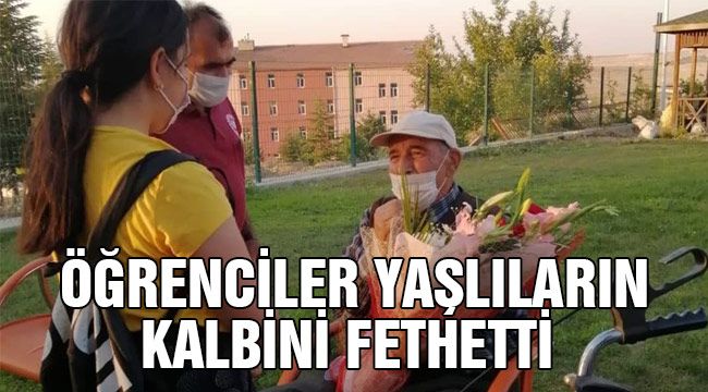 Öğrenciler yaşlıların kalbini fethetti 