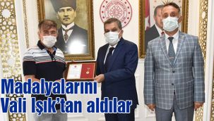 Madalyalarını Vali Işık'tan aldılar