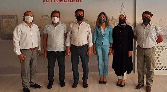 Öğretmenler, İl Müdürü Çalışkan'a projeleriyle ilgili çalışmaları anlattılar