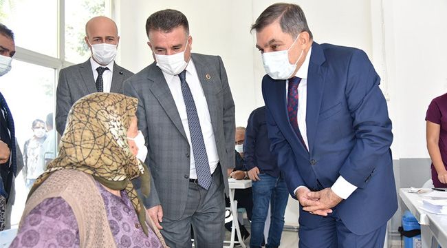 Vali Işık, Akçaşehir'de kurulan aşı noktasında incelemelerde bulundu
