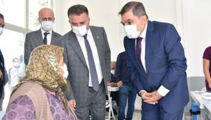 Vali Işık, Akçaşehir'de kurulan aşı noktasında incelemelerde bulundu