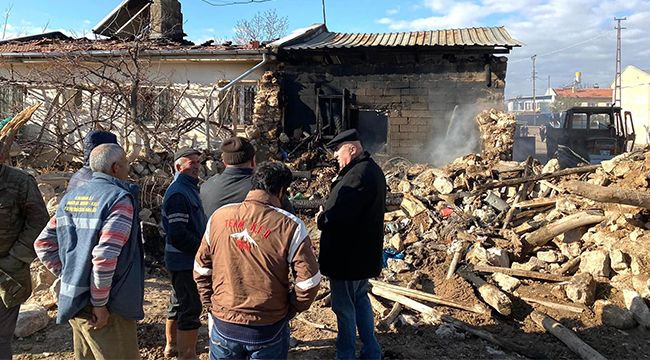 Karaman'da çıkan yangında ev ve traktör yandı