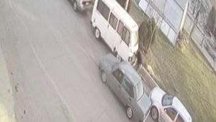 Minibüsün Radyatörünü Çalan Hırsızlar Kamerada