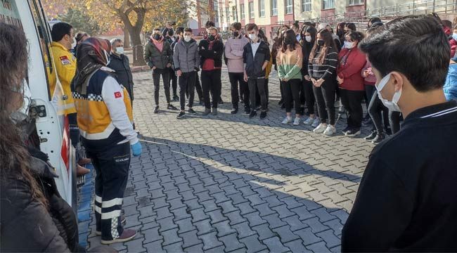 Öğrenciler acil sağlık hizmetleri konusunda bilgilendirildi