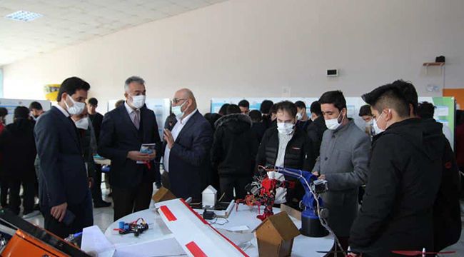 Öğrenciler projelerini bilim fuarında sergilediler 