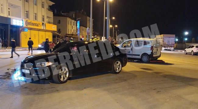 Otomobil ile hafif ticari araç kavşakta çarpıştı 