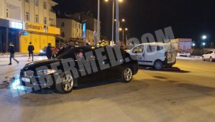 Otomobil ile hafif ticari araç kavşakta çarpıştı 