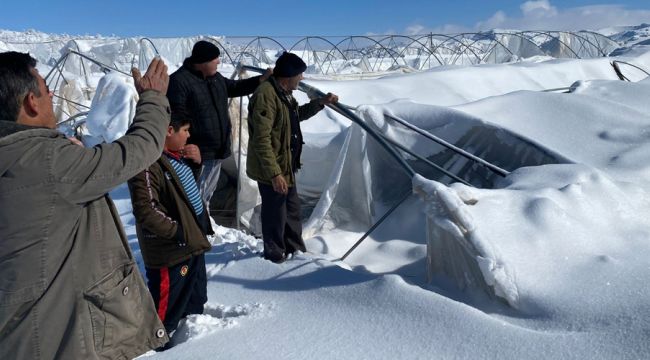 Karaman'da Karın Ağırlığına Dayanamayan Seralar Çöktü