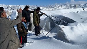 Karaman'da Karın Ağırlığına Dayanamayan Seralar Çöktü