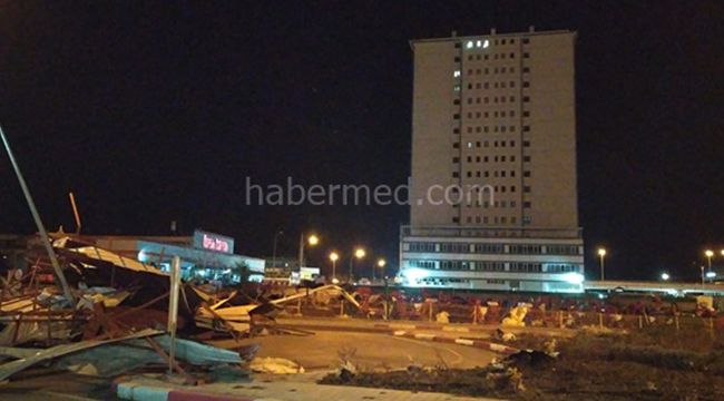 Fırtına Yıktı Geçti! Çatı Uçtu, Ağaçlar Devrildi