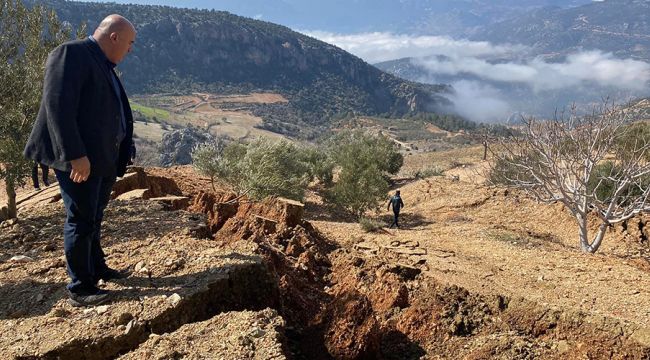 Heyelan Ağaçları Yerle Bir Etti, Köy Yolu Ulaşıma Kapandı