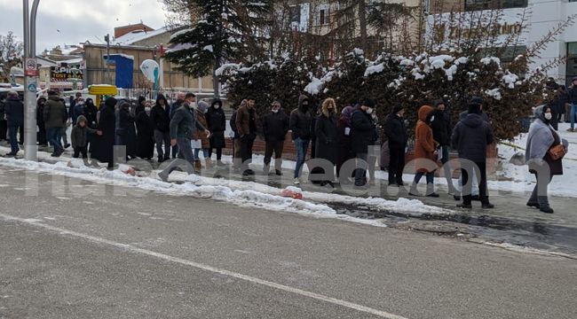 Soğuk Havaya Rağmen Uzun Kuyruklar Oluştu 