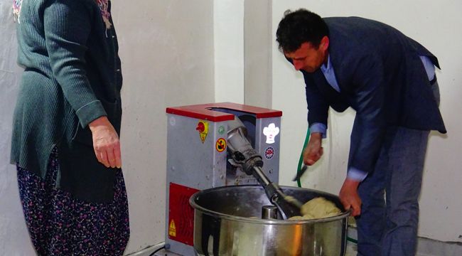 Muhtar, Mahallelinin Ramazan Hamurunu Yoğurdu