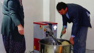 Muhtar, Mahallelinin Ramazan Hamurunu Yoğurdu