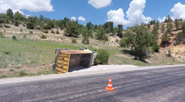 Karaman'da Freni Boşalan Mucur Yüklü Kamyon Devrildi: 1 Yaralı