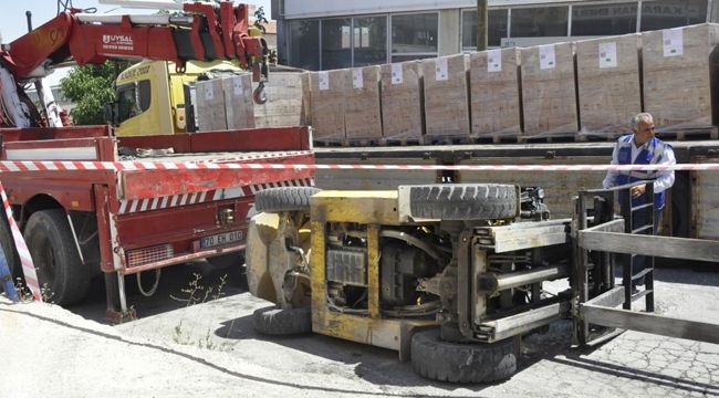 Devrilen forkliftin altında sıkışan operatör yaralandı