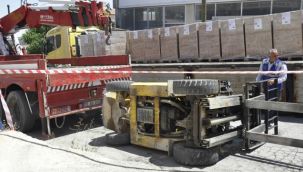 Devrilen forkliftin altında sıkışan operatör yaralandı