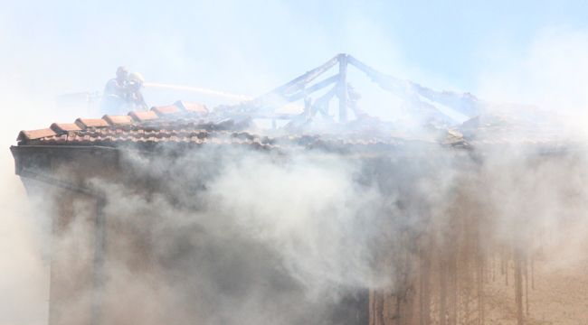 Kullanılmayan 2 katlı kerpiç ev alevlere yenik düştü