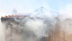 Kullanılmayan 2 katlı kerpiç ev alevlere yenik düştü