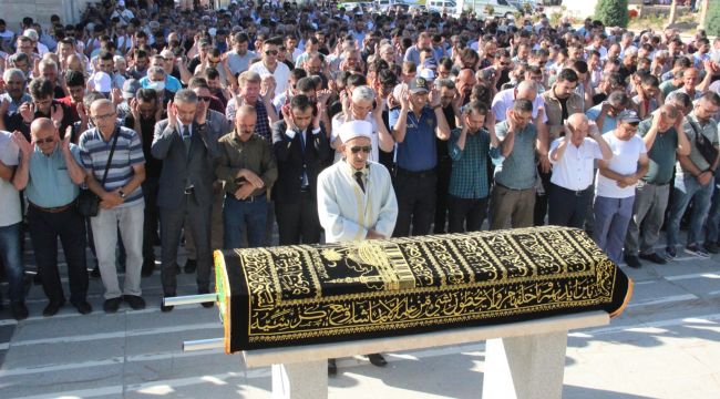 Otomobilin çarpması sonucu ölen çocuğa acı veda