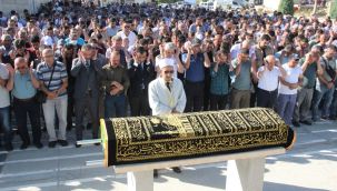 Otomobilin çarpması sonucu ölen çocuğa acı veda