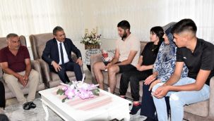 Vali Akkoyun'dan Peçe-Kilit Operasyonunda yaralanan askere ziyaret