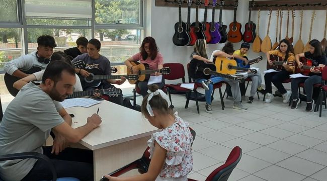 Gençlik Merkezi'nin gitar eğitimlerine yoğun ilgi