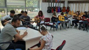 Gençlik Merkezi'nin gitar eğitimlerine yoğun ilgi