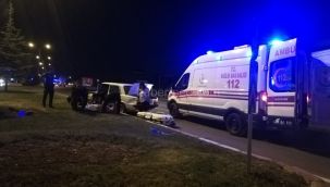 Kavşakta iki otomobil çarpıştı!