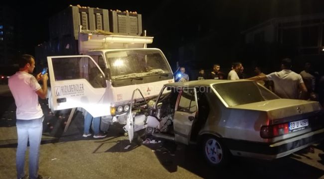 Elma yüklü kamyonet ile otomobil kafa kafaya çarpıştı