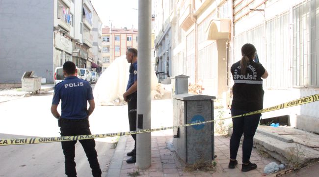 Sokak ortasında birbirlerine silah ve bıçakla saldırdılar: 2 yaralı
