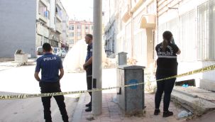 Sokak ortasında birbirlerine silah ve bıçakla saldırdılar: 2 yaralı