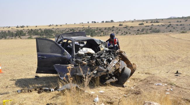 Tarlaya takla atan otomobil demir yığınına döndü: 2'si ağır 4 kişi yaralandı
