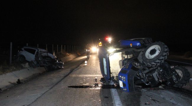 Karaman'da otomobil traktöre çarptı: 4 yaralı 
