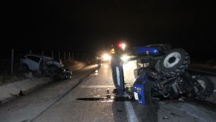 Karaman'da otomobil traktöre çarptı: 4 yaralı 