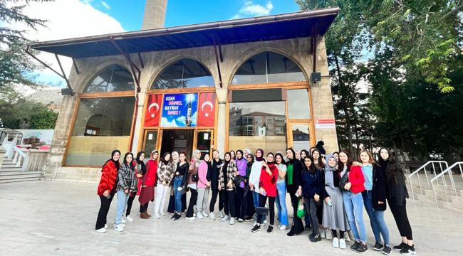 Yurtlarda kalan öğrencilere Karaman'ın tarihi yerleri gezdirildi 