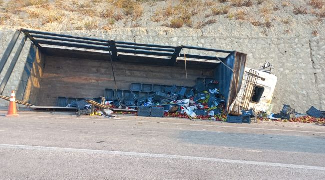 Ermenek'te elma yüklü kamyon devrildi: 3 yaralı