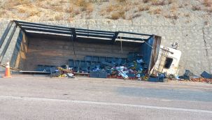 Ermenek'te elma yüklü kamyon devrildi: 3 yaralı