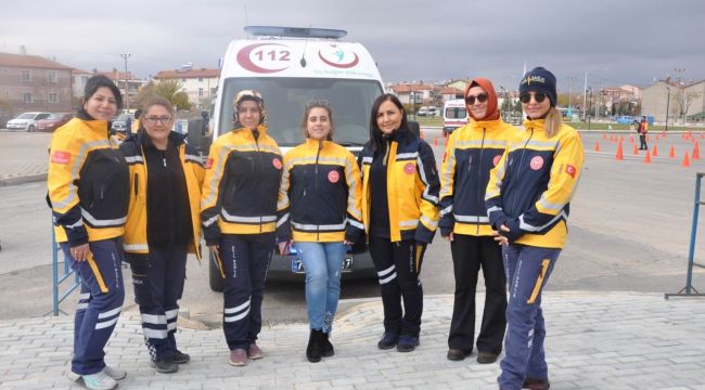  Karaman'da kadın sağlıkçılara ambulans sürüş eğitimi verildi