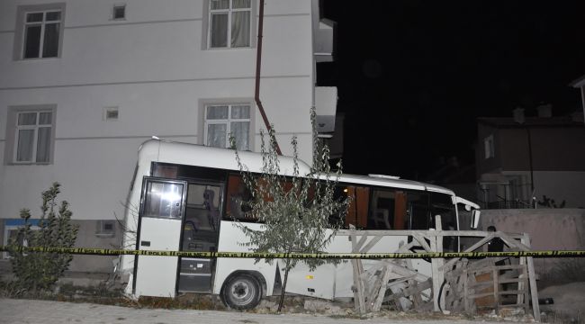 Karaman'da kamyonet ile işçi midibüsü çarpıştı: 12 yaralı