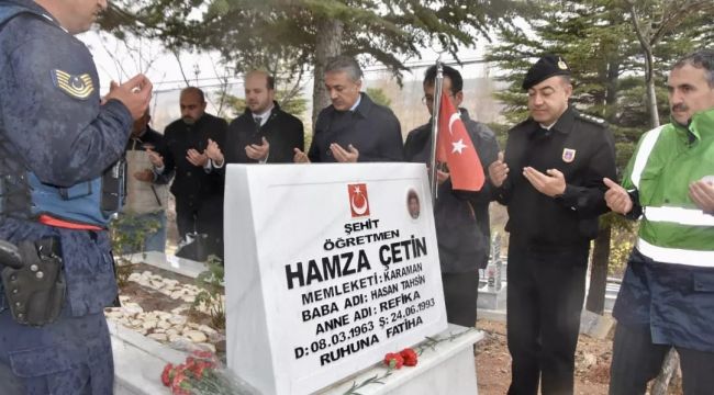 Karamanlı şehit öğretmen kabri başında dualarla anldı