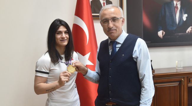 KMÜ'lü Zeynep Çelik'ten altın madalya 