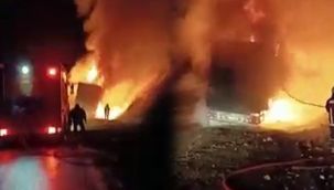 Alev alev yanan tır kullanılamaz hale geldi