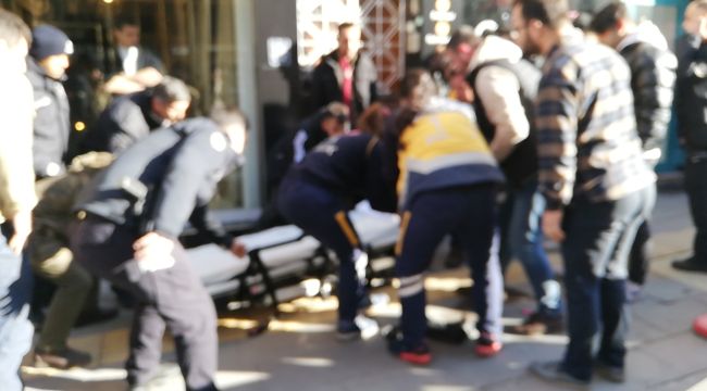 Bıçaklı saldırıya uğrayan anne ve oğlu ağır yaralandı