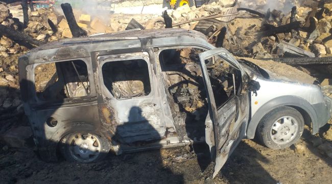 Depo yangınında tarım aletleri ile hafif ticari araç demir yığınına döndü