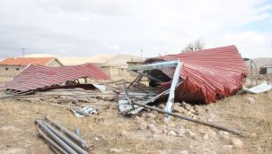 Fırtına, tonlarca ağırlıkdaki çatıyı uçurdu 