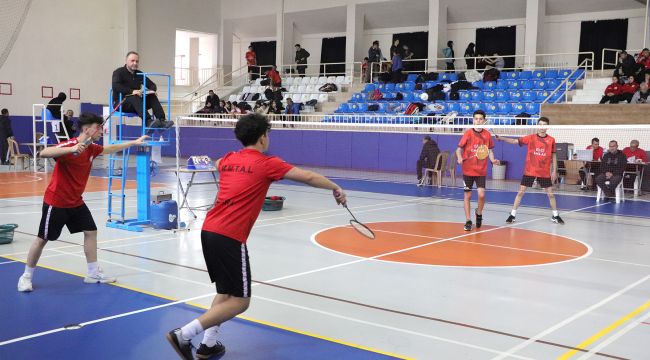 Karaman'da okul sporları gençler badminton grup müsabakaları başladı