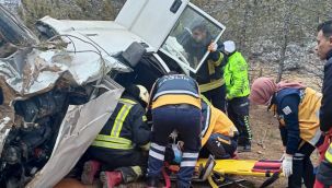 Kaza sonrası kamyonette sıkışan sürücüyü itfaiye kurtardı