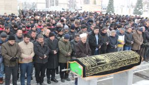 Depremde hayatını kaybeden Karamanlı genç kadın toprağa verildi